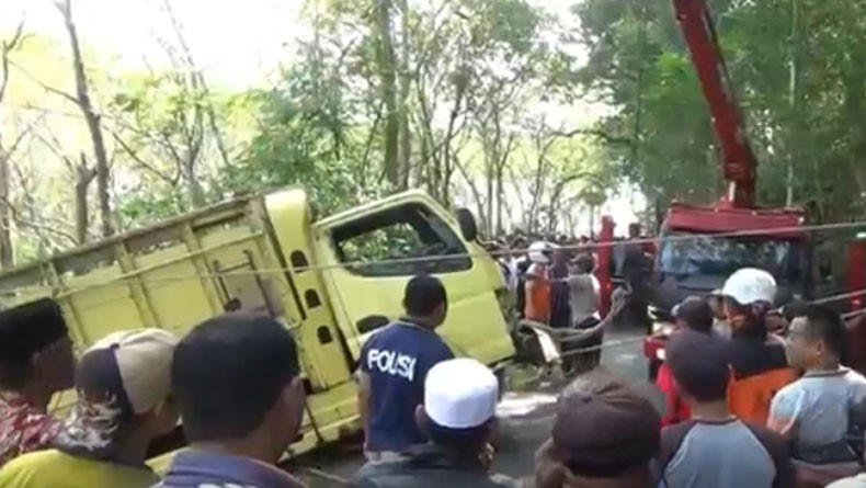 Truk Bermuatan Kayu Jati Masuk Jurang di Kulonprogo, 2 Tewas dan 9 Luka-Luka