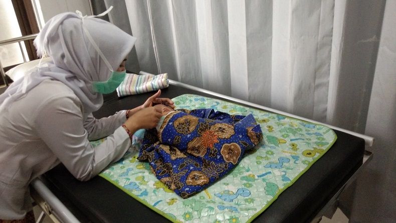 Kapolres Pekalongan Kota Adopsi Bayi Dibuang Orang Tuanya