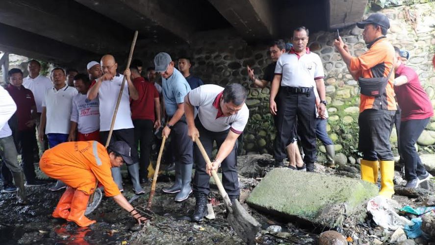 Saat Kapolda Sumut Pegang Sekop Turun Tangan Langsung Antisipasi Banjir