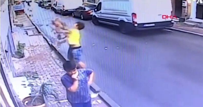 Viral, Pria di Turki Tangkap Bocah Perempuan yang Jatuh dari Apartemen