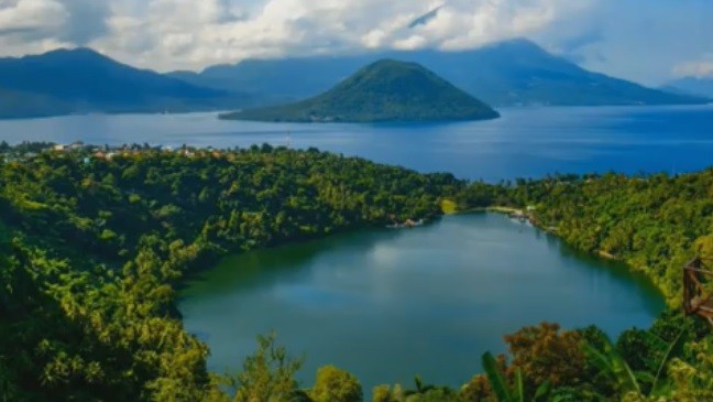 Danau Ngade Terlihat Eksotis dari Ketinggian, Indah karena Menyatu dengan Laut