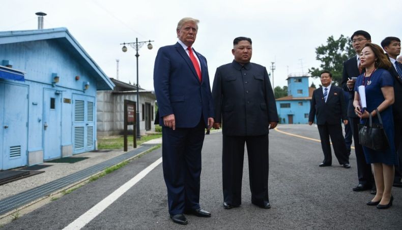 Usai Jabat Tangan Kim Jong Un, Presiden Donald Trump Pijakkan Kaki di Korut