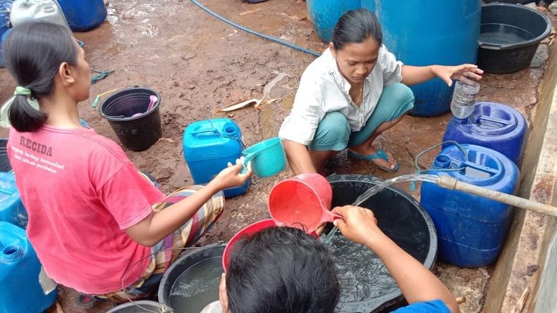 Alami Kekeringan, Warga Gunungkidul Berebut Bantuan Air Bersih