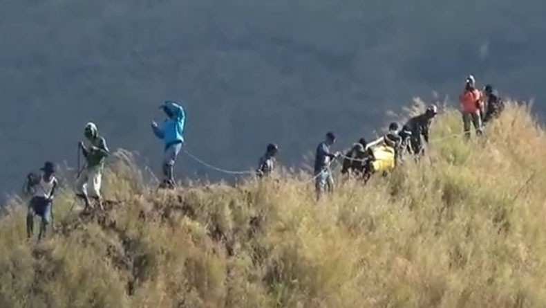 Setelah 12 Jam, Jasad Thoriq Berhasil Dievakuasi Tim SAR dari Bukit Piramid
