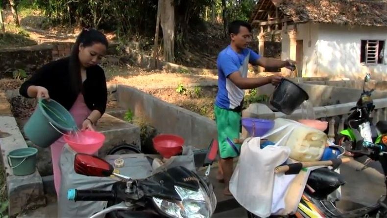 Krisis Air Bersih, Warga Cirebon Manfaatkan Air dari Kolam Berlumut