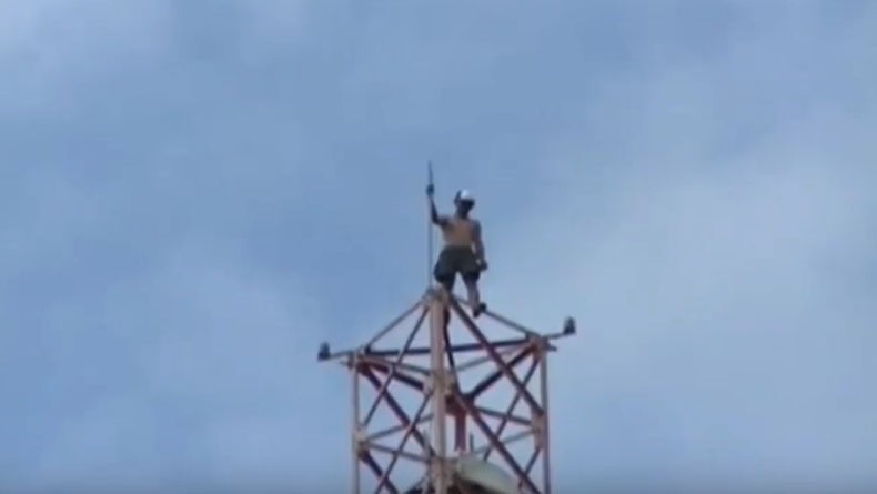 Putus Cinta, Pemuda di Cilacap Nyaris Bunuh Diri Naik Tower Setinggi 75 Meter