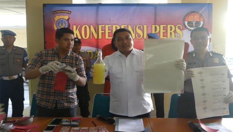 Polisi Bongkar Pabrik Miras Oplosan Palsu Merek Terkenal di Sleman