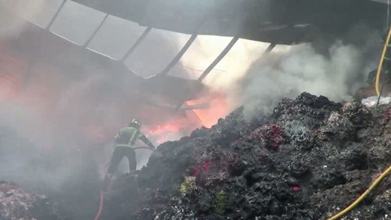Pabrik Kain di Cihampelas Bandung Barat Terbakar, 11 Unit Damkar Dikerahkan