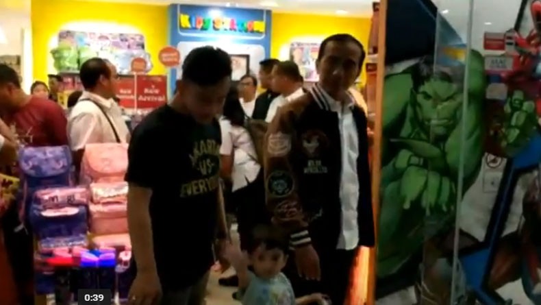Pulang Kampung ke Solo, Jokowi Ajak Jan Ethes Jalan-Jalan Beli Mainan di Mal