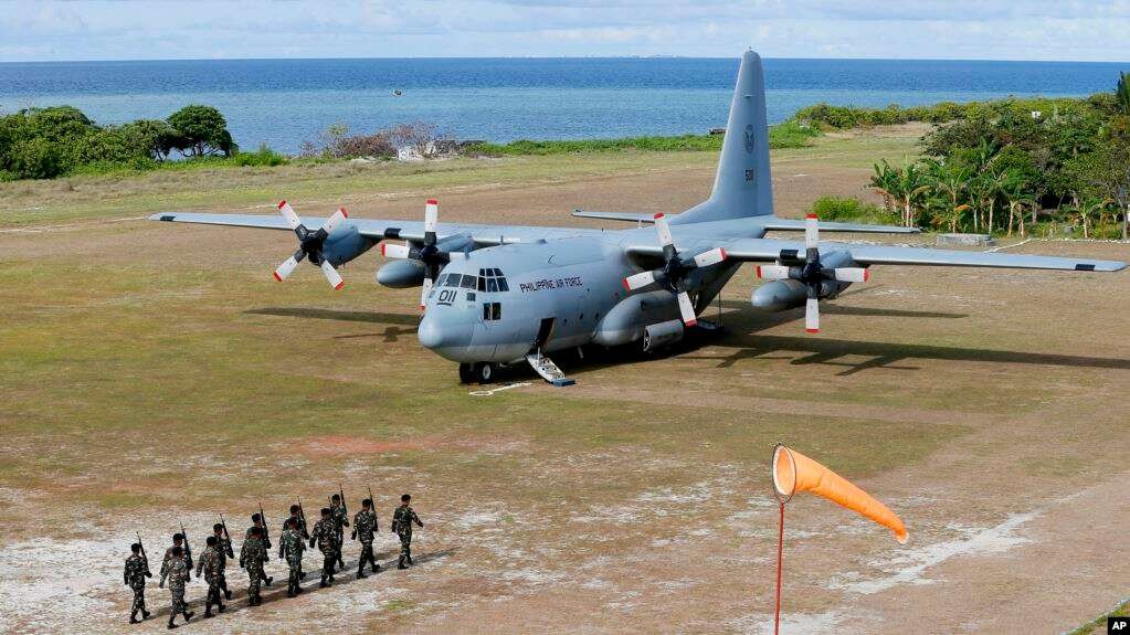 Kisah Pesawat Militer Filipina Berhadapan dengan Kapal Penjaga Pantai China di Laut China Selatan