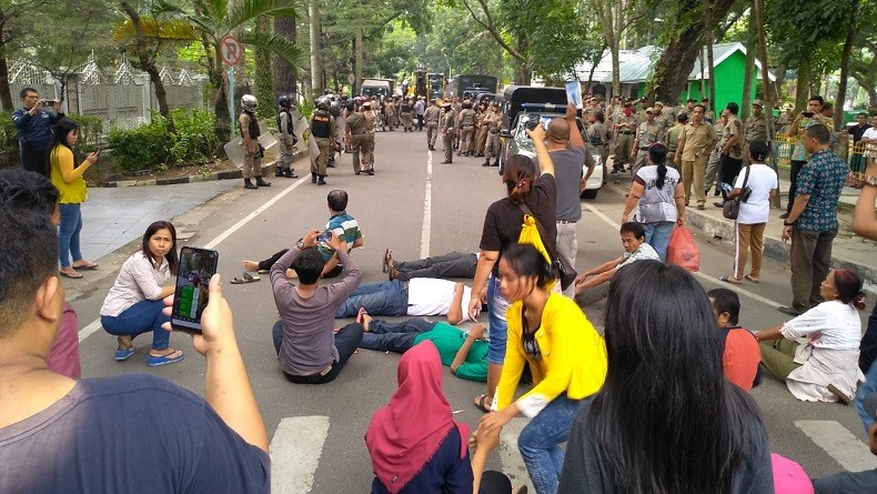 Pemkot Medan Kerahkan Ratusan Personel PP Gusur Lapak PKL di Depan RS Elisabeth