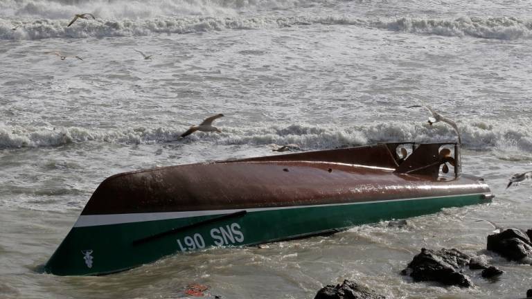 Kapal Nelayan Angkut Rombongan Siswa SMA Tenggelam di Pulau Panjang