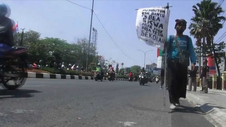 Galang Beasiswa untuk Anaknya, Ayah di Indramayu Jalan Kaki Menuju Jakarta