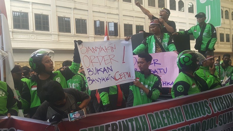Ratusan Driver Ojol Demo ke Kantor Go-Jek Medan, Desak Sistem Order Diubah
