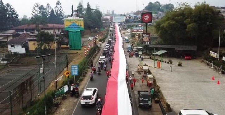 HUT Ke-74 RI, Ribuan Warga Bogor Arak Bendera Merah Putih Sepanjang 400 Meter