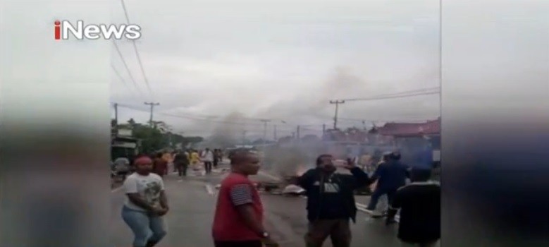 Mahasiswa Universitas Cendrawasih Tutup Jalan Menuju Bandara Sentani Papua
