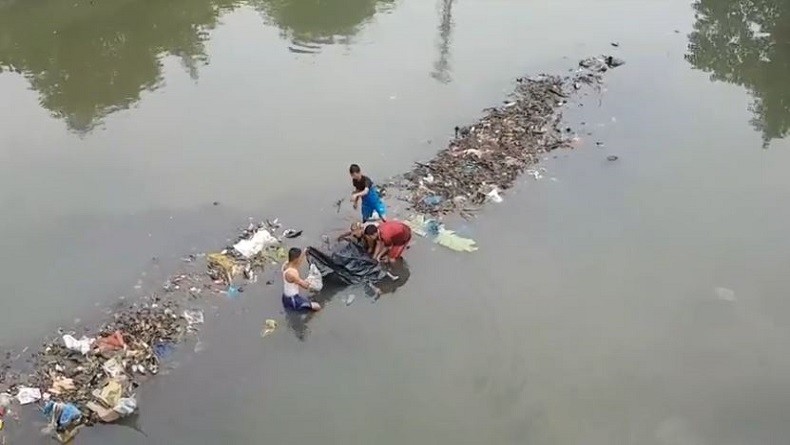 Warga Heboh Temukan Mayat Pria Tanpa Identitas Bertato Love di Sungai Deli Medan