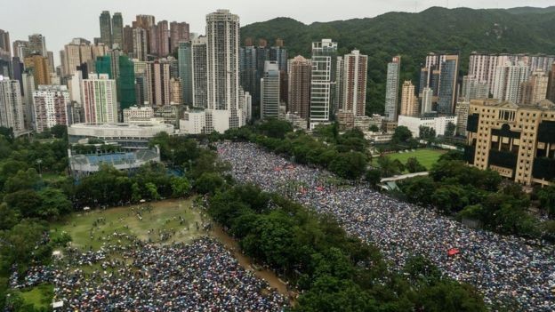 Lebih dari 100.000 Orang Hong Kong Protes saat Hujan, China Beri Peringatan Lagi