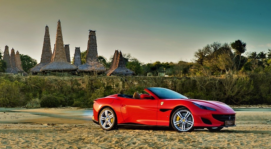 Sambangi Tempat Ikonik di Dunia, Ferrari Portofino Jelajahi Pulau Sumba