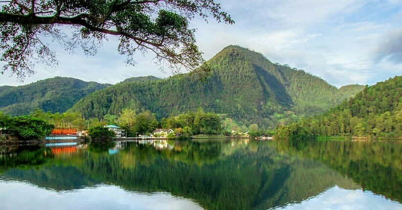 Mengintip Keindahan Telaga Sarangan Magetan yang Tertutup Kabut Gunung Lawu