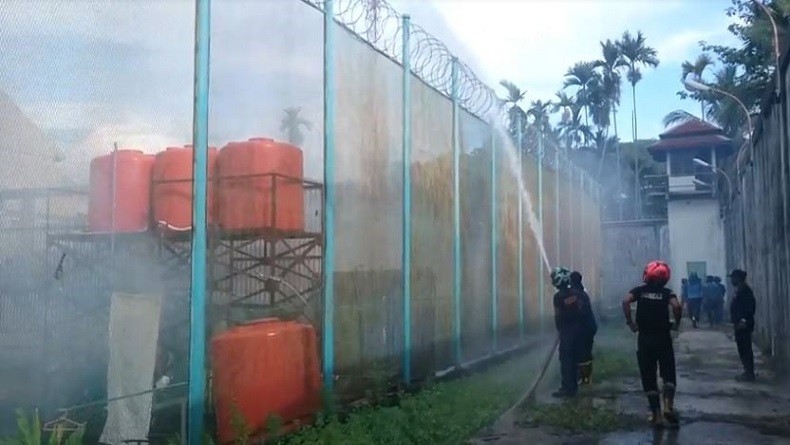 Listrik Dipadamkan, Massa Masih Duduki Kantor Gubernur Dok II Jayapura