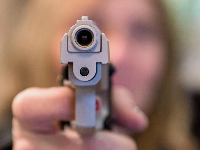 Wartawan dan Polisi Ditembak Mati Gerombolan Bersenjata saat Makan di Restoran