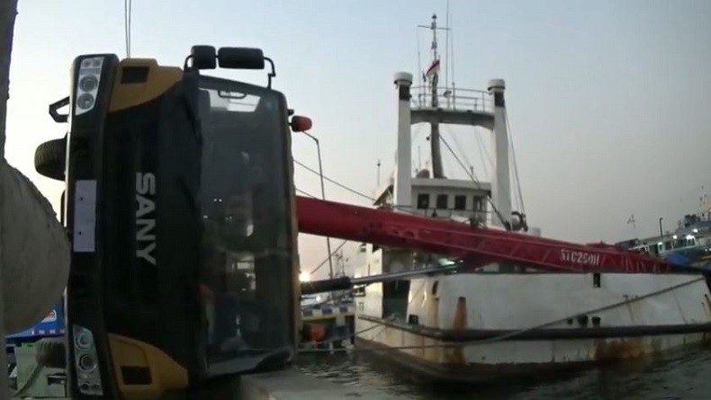 Truk Crane Terguling Timpa Kapal di Pelabuhan Tanjung Emas Semarang