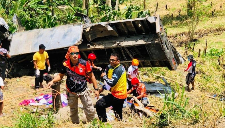 Truk Angkut Puluhan Orang Masuk Jurang di Filipina, 15 Orang Tewas