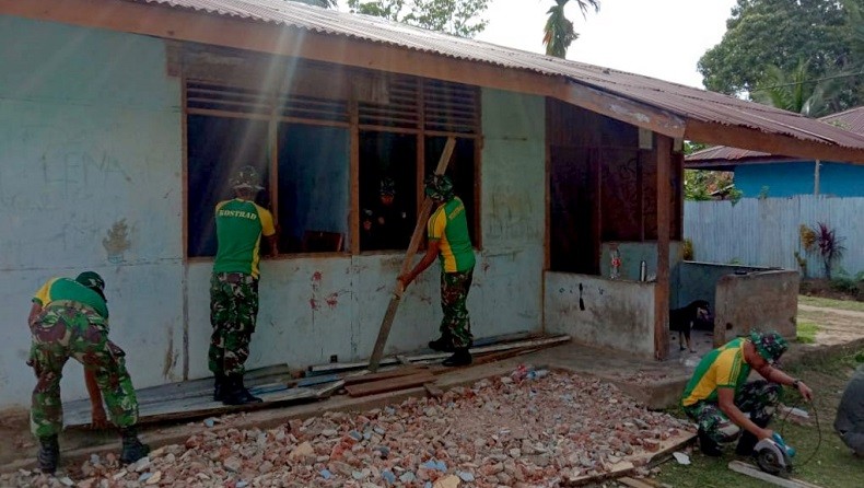 TNI Pos Rawa Biru Bantu Renovasi SD di Perbatasan Indonesia – Papua Nugini