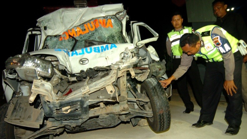 Ambulans Bawa Jenazah Tabrak Truk di Tol Pejagan-Pemalang, 5 Orang Tewas