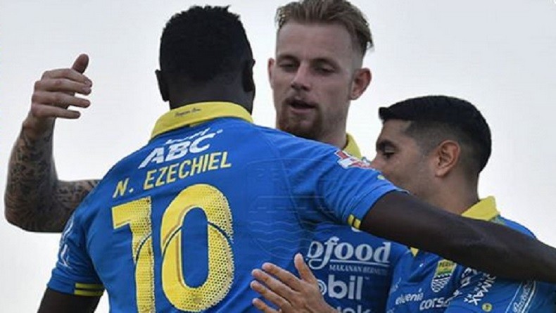  Persipura Vs Persib: 2 Gol N'Douassel Turut Beri Maung Bandung Kemenangan