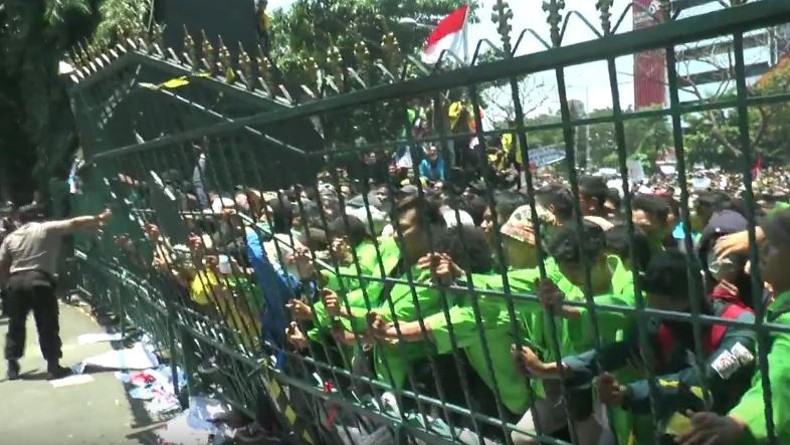Demo Tolak RKUHP di Semarang, Mahasiswa Jebol Gerbang Kantor DPRD Jateng