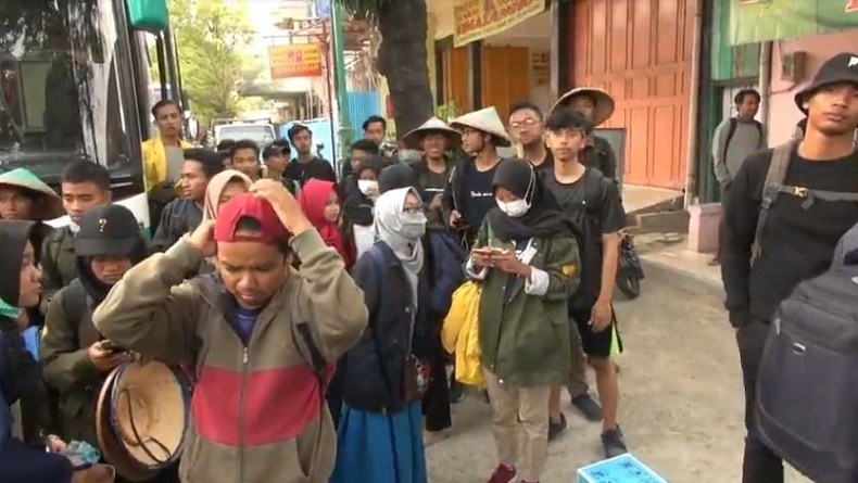 5 Bus Bawa Ratusan Mahasiswa Undip dan Unnes Semarang ke Senayan Dicegat Polisi