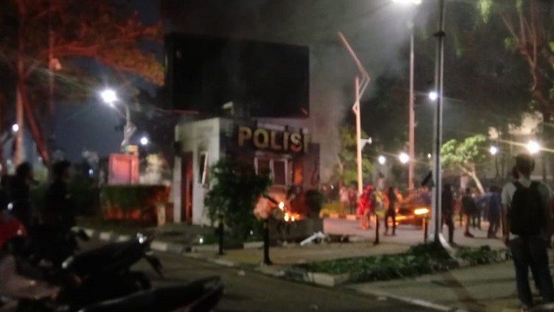 Pos Polisi Senayan Dekat Kemenpora Dibakar Demonstran