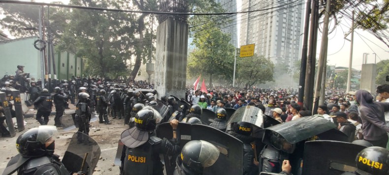 Tolak Pengesahaan RUU, Ratusan Pelajar Bentrok dengan Brimob