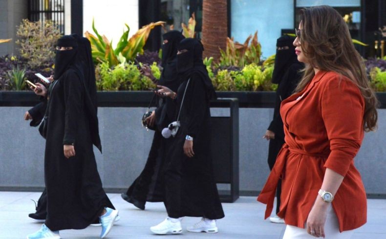 Terbitkan Visa Turis, Saudi Perlonggar Aturan Berpakaian bagi Perempuan Asing