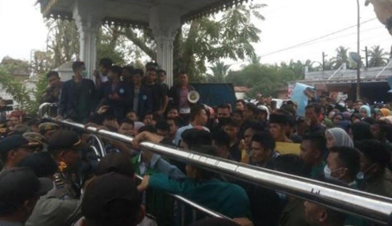 Pelajar Bawa Bom Molotov Diamankan Polisi saat Demo di DPRD Labuhanbatu