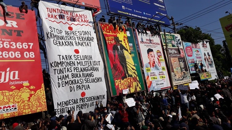 Massa Aksi Gejayan Memanggil 2 Bajak Dua Baliho dan Menggantinya dengan Poster Tuntutan