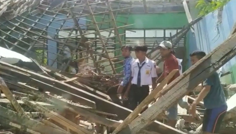 2 Ruang Kelas SMP 2 Plumbon Cirebon Ambruk, Puluhan Siswa dan Guru Luka-Luka
