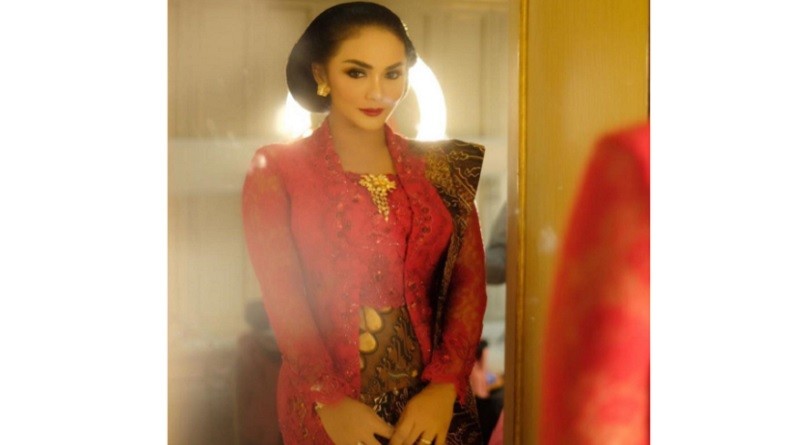 Pelantikan DPR, Krisdayanti Tampil Anggun dengan Kebaya Merah