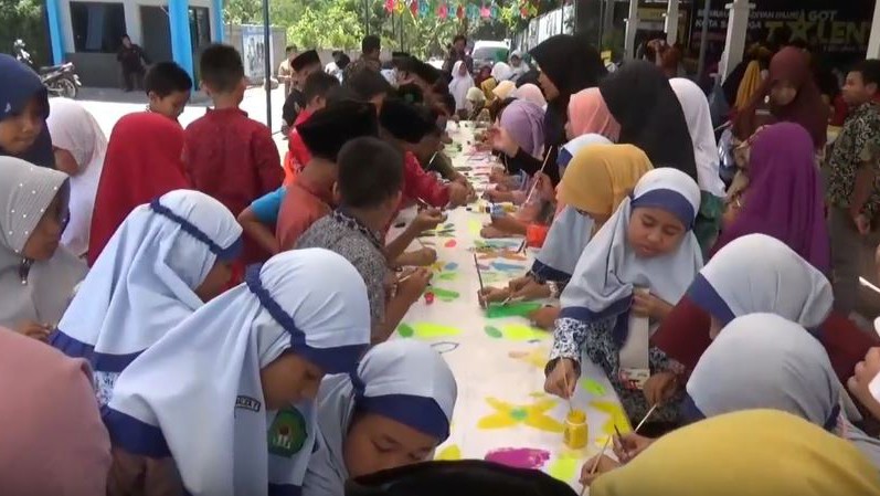 Hari Batik Nasional, Ratusan Siswa SD Muhammadiyah Plus Salatiga Membatik Massal