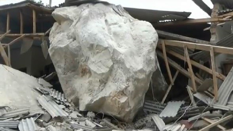3 Rumah Warga Rusak di Purwakarta Tertimpa Batu Besar, Diduga akibat Ledakan di Pertambangan