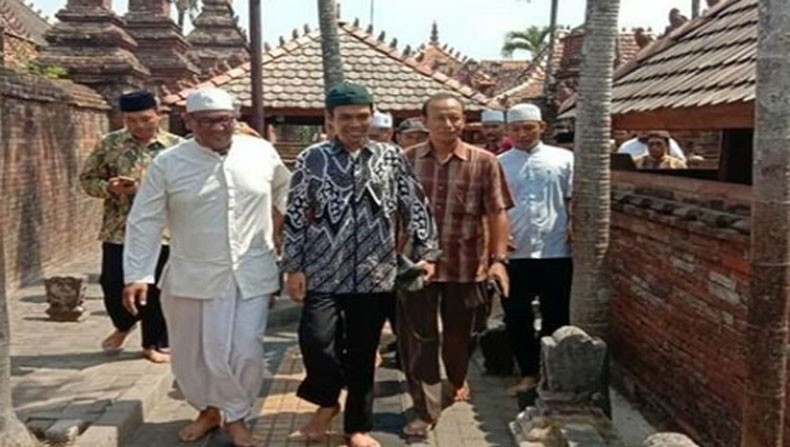 Ustaz Abdul Somad Ziarah ke Makan Sunan Kudus usai Batal Ceramah di Ponpes Al Achsaniyyah