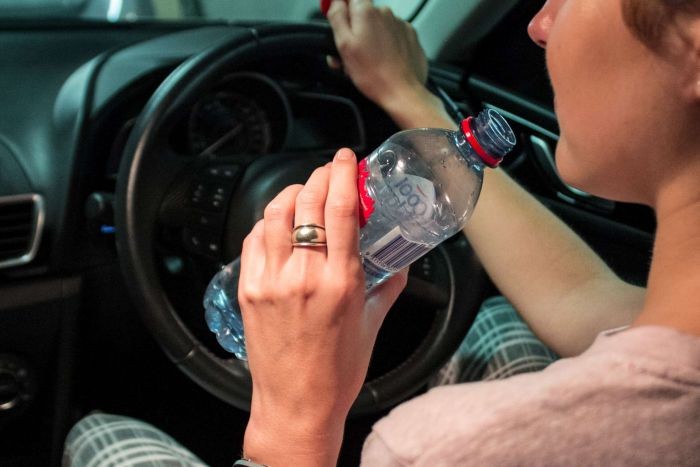 Didenda Rp1,7 Juta karena Nyetir Sambil Minum Air Kemasan Botol, Pria Australia Murka