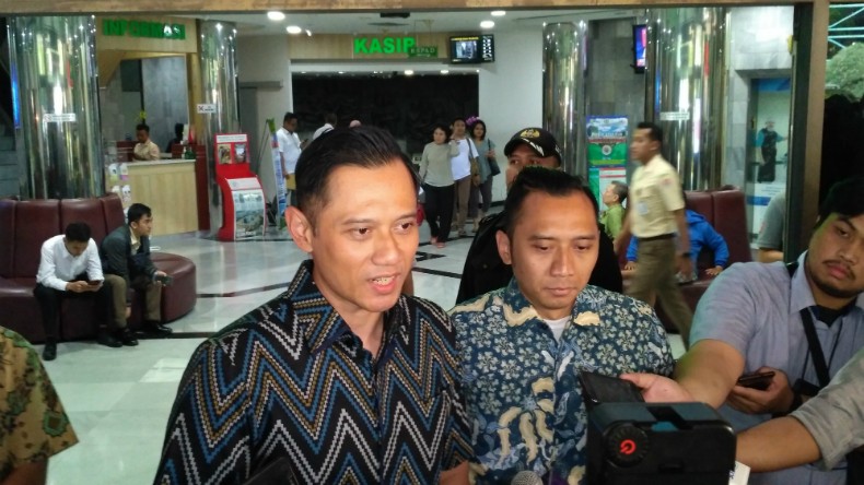 SBY, AHY dan Ibas Jenguk Wiranto di RSPAD Gatot Soebroto