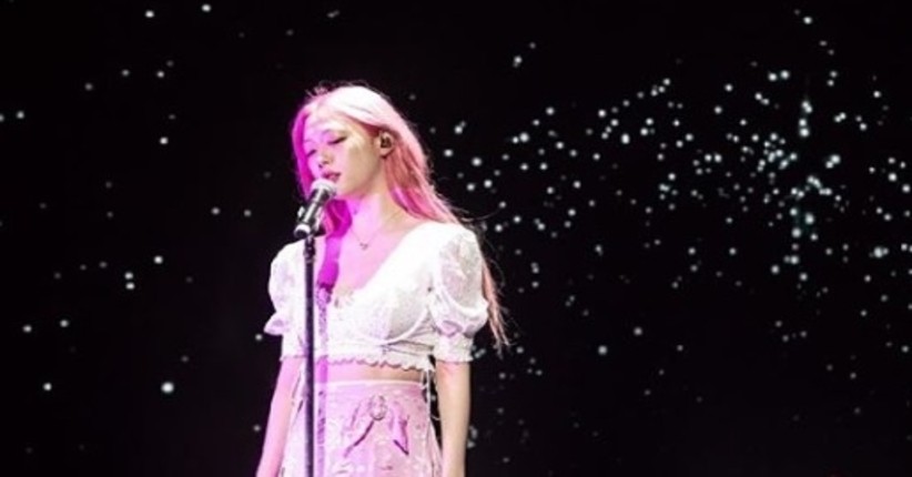 Fans Mengenang Sulli Eks f(x) dengan Memutar Single IU Berjudul Peach