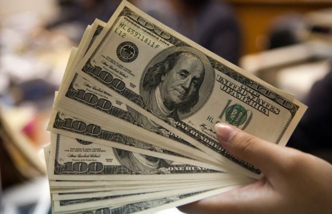 Tajir Mendadak, Warga Temukan Uang Miliaran Rupiah di Tumpukan Sampah