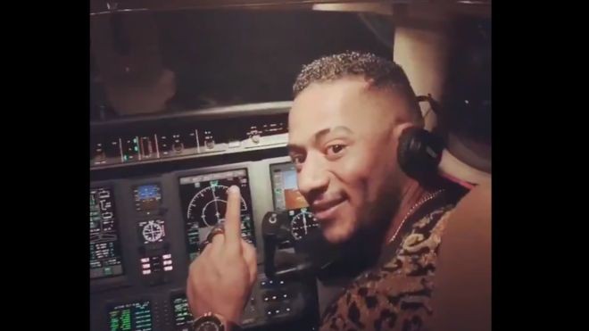 Izinkan Penyanyi Masuk Kokpit dan 'Kemudikan' Pesawat, Pilot Dilarang Terbang Seumur Hidup