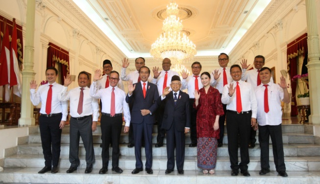 Angela Tanoesoedibjo Cantik Berkebaya Merah saat Pelantikan di Istana Negara 
