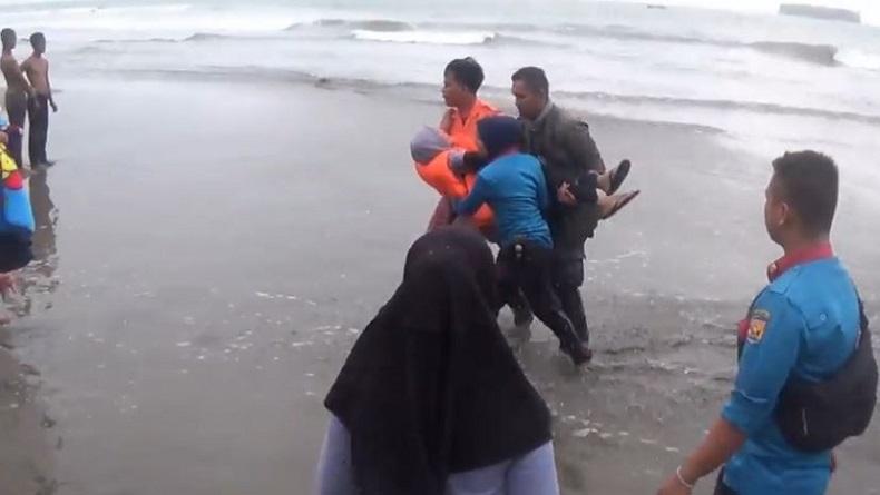 Kapal Wisata Karam di Pantai Gandoriah Pariaman, Seorang Guru SMP Tewas dan 1 Kritis